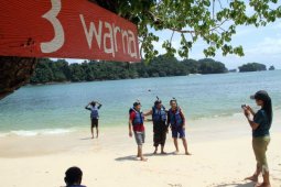 Pantai Tiga Warna