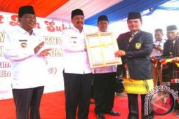 Tengku Erry Nuradi Diberi Marga Harahap