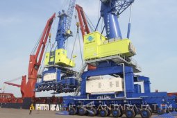 TPS Tanjung Perak Tambah Tiga Alat Pengangkut Barang