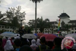 Ratusan Guru Honorer "Curhat" di Gedung Sate