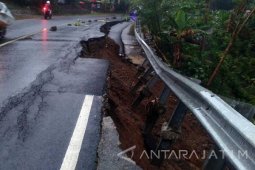 Jalan Nasional Trenggalek-Pacitan Ambrol Terseret Longsor