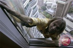 "Spiderman" Perancis daki gedung pencakar langit tertinggi di Barcelona