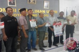 KPU  Serahkan Alat Peraga Kampanye