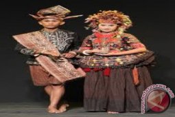 Kemenpar Kenalkan Pakaian Adat Poso ke Mancanegara