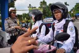 Satlantas Jombang Bagikan Cokelat untuk Pengendara Disiplin