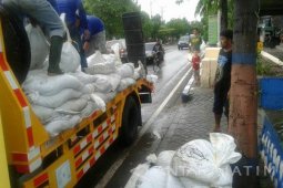 Pemkab Bojonegoro Distribusikan Karung Penutup "Doorlat"