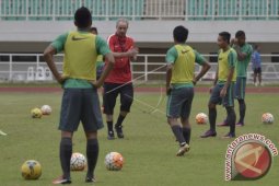 Alfred Riedl Harapkan Lapangan Pakansari Siap Pakai