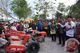 Petani 133 Alsintan Bantuan Pemerintah
