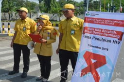 Tim Peduli AIDS Petrokimia Bagikan Ratusan Buku Saku AIDS