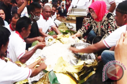 Makan Pengkang Raksasa