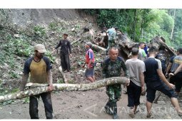 Petugas Bersihkan Jalur Longsor di Doko-Blitar