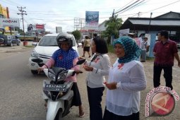 KPA Landak Bagikan Pita