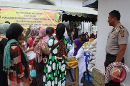 Polri periksa kesehatan korban banjir Aceh Barat