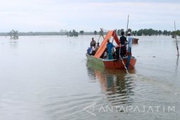 Warga Korban Banjir Tuban Masih Manfaatkan Perahu