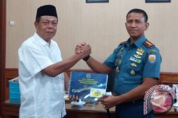 Lanal Lhokseumawe bagi buku aman berlayar