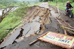 Jalan Menuju Bendung Niyama Ambrol Tergerus Banjir