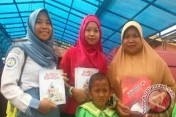 Warga Desa Tani Bhakti Simpan Buku Pemberian Presiden