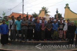 Pemain Perssu Ziarah ke Makam Raja Sumenep
