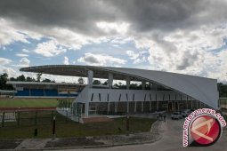 PON Papua - Rafika Putra pecahkan rekor  saat sabet emas lontar martil
