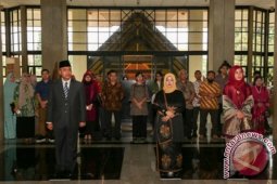 Rektor UI Lantik Dekan Fakultas Ilmu Administrasi
