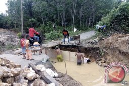 DINAS PU MELAKUKAN PERBAIKAN JALAN