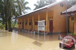 Diliburkan Akibat Sekolah Terendam Banjir