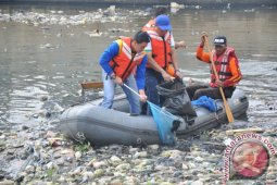 Zola ikut bersihkan sungai dipenuhi sampah