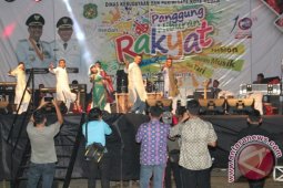 Ratusan Pengunjung Saksikan Pangung Hiburan Rakyat