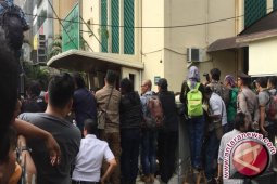 Ahok menangis di hadapan majelis hakim