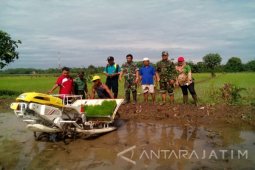 Babinsa-PPL Bantu Petani di Jember Gunakan Mesin Tanam