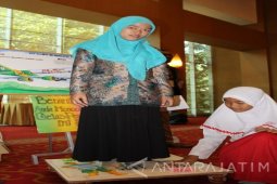 Siswa Sidoarjo Lakukan Percobaan Gelas Kertas