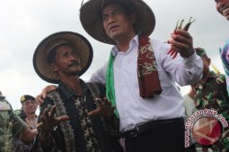 Mentan Serahkan "Handtraktor" Untuk Kakek Luwung