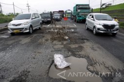 Soekarwo Siapkan Alat Berat Jamin Pemeliharaan Jalan