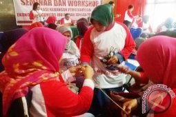Para Ibu Ikut Pelatihan Kerajinan Rumah Tangga