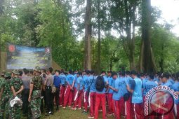 Paspampres Bersihkan Sampah Di Sungai Ciliwung