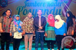 Bupati Asahan Berikan 5 Kader Posyandu Ongkos Haji
