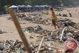 Sampah Terdampar di Kuta