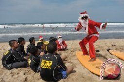 Saat Anak Panti Asuhan Dapat Pelajaran Berselancar