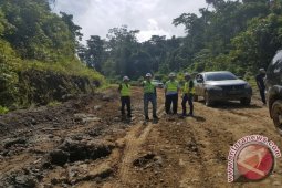 Komisi V Tinjau Jalan Trans Papua Barat