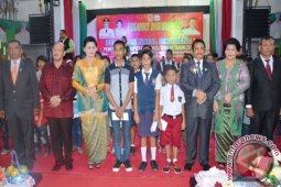 100 Pelajar berprestasi Dapat Bingkisan Natal