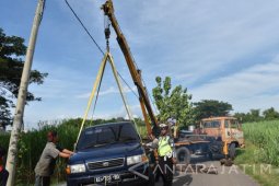 Mobil Terperosok