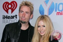 Avril Lavigne minta bos Facebook berhenti bully Nickelback