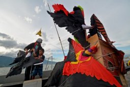 Bermain Layangan Burung