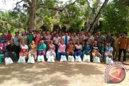 Asian Agri Bagi Bingkisan Natal dan Tahun Baru