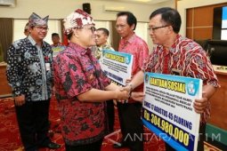 Banyuwangi Serahkan Bantuan Siswa Kurang Mampu Sekolah Swasta Rp3,9 Miliar