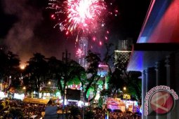 Warga Padati Kawasan Lapangan Merdeka Menyambut Tahun Baru