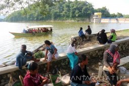 Wisatawan Waduk  Bojonegoro
