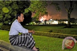Presiden Jokowi Nikmati Pergantian Tahun dengan Sarungan