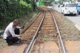 Kereta BBM Tabrak Mobil