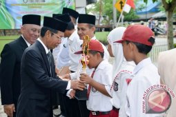 BUPATI BATOLA MENYERAHKAN PENGHARGAAN